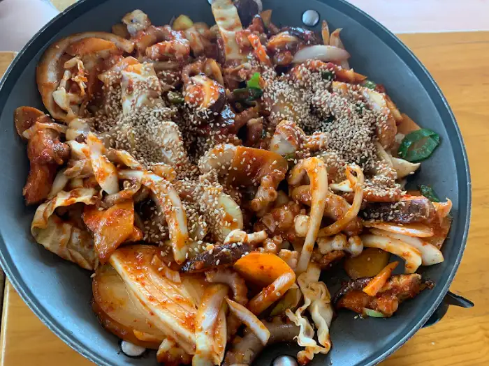 푸짐한 낙지볶음