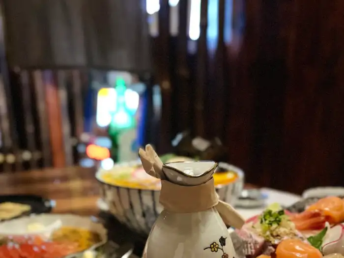 정갈하게 놓인 사케 병