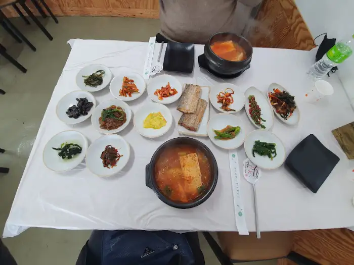 다양한 밑반찬이 차려진 모습