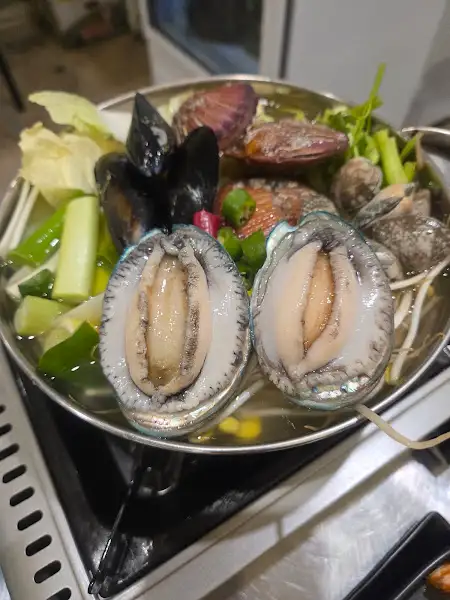 끓고 있는 전복탕의 모습