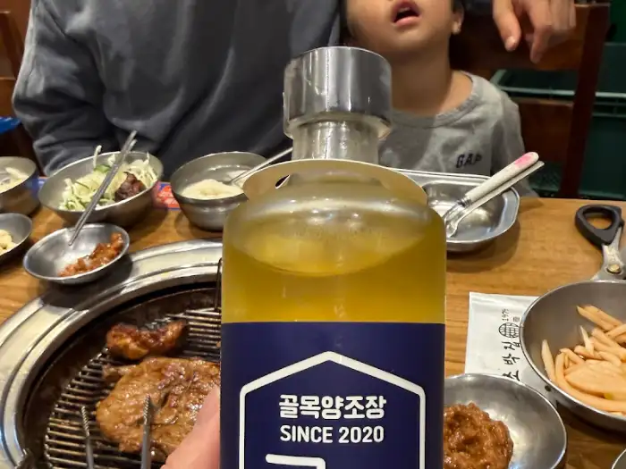소스 병과 함께 불판 위에서 익고 있는 고기