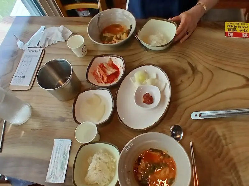 개인 접시에 담은 메기새우탕