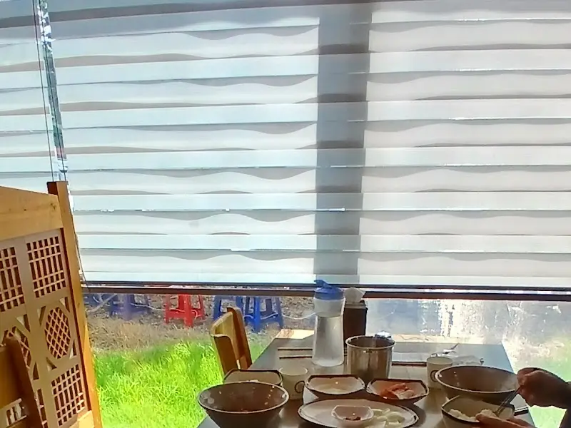 창가 좌석에서 보이는 풍경