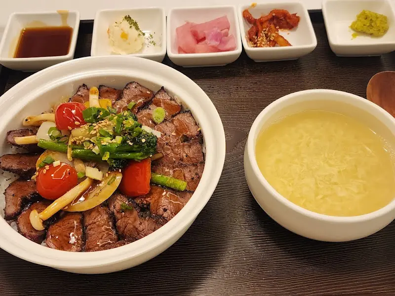 스테이크 덮밥 전체 상차림