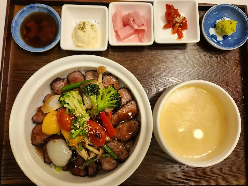 스테이크 덮밥 한 상 차림 전체 샷