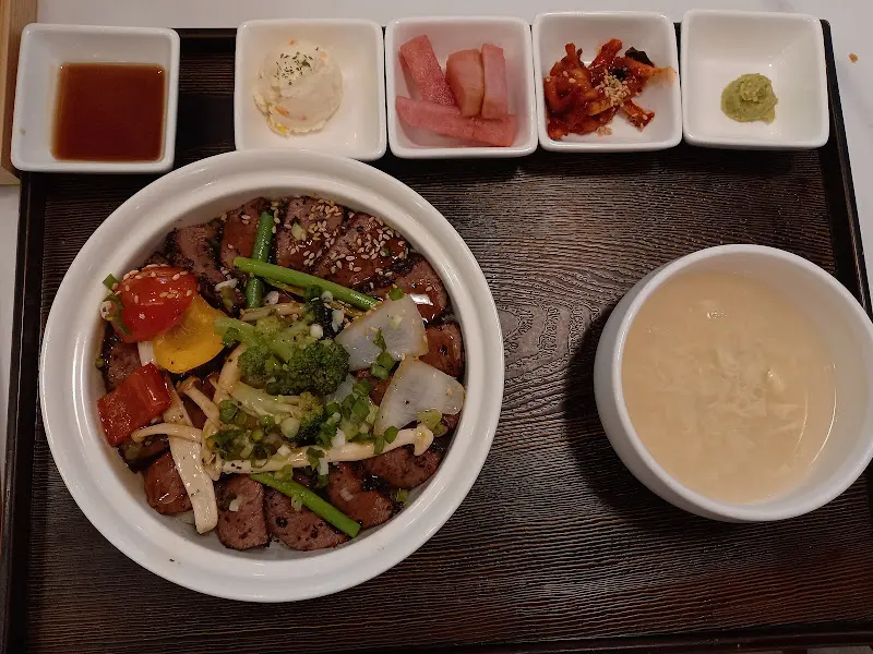 스테이크 덮밥 항공샷