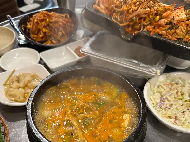 된장찌개와 밑반찬이 놓인 테이블