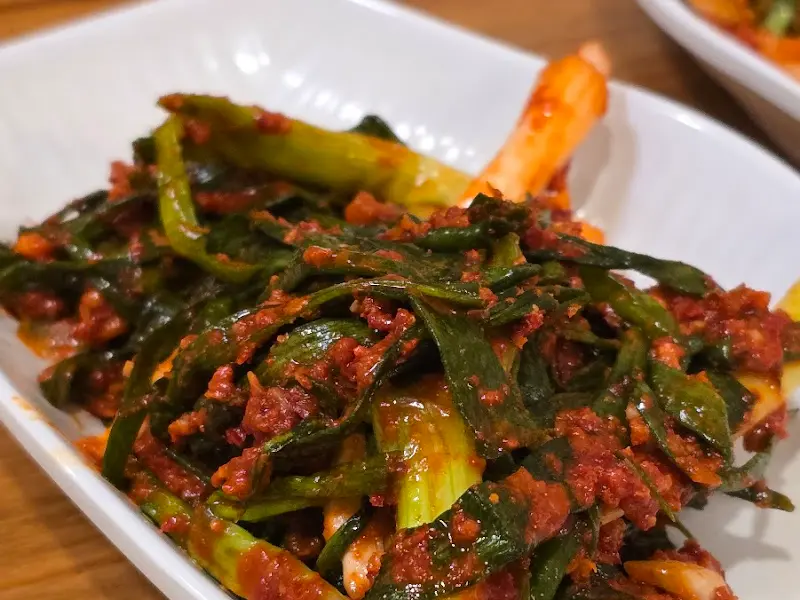 매콤한 양념에 버무려진 파김치의 모습