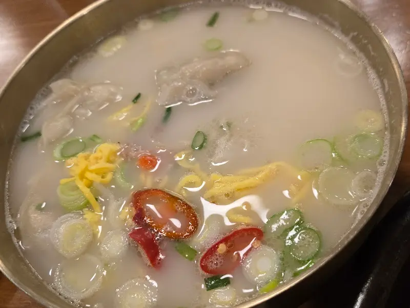 만두 속이 꽉 찬 만두국의 모습