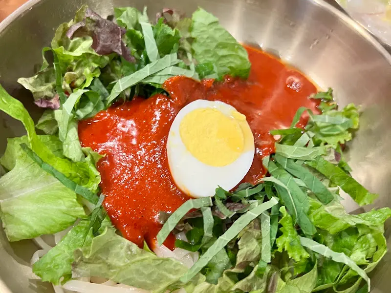 빨간 양념이 맛있어 보이는 비빔 칼국수