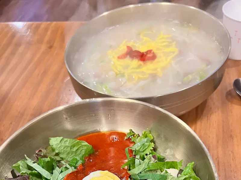 맛있어 보이는 칼국수와 비빔국수