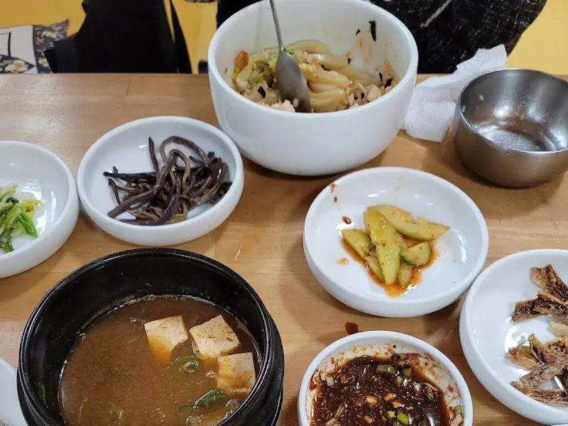 청포묵과 다채로운 반찬들