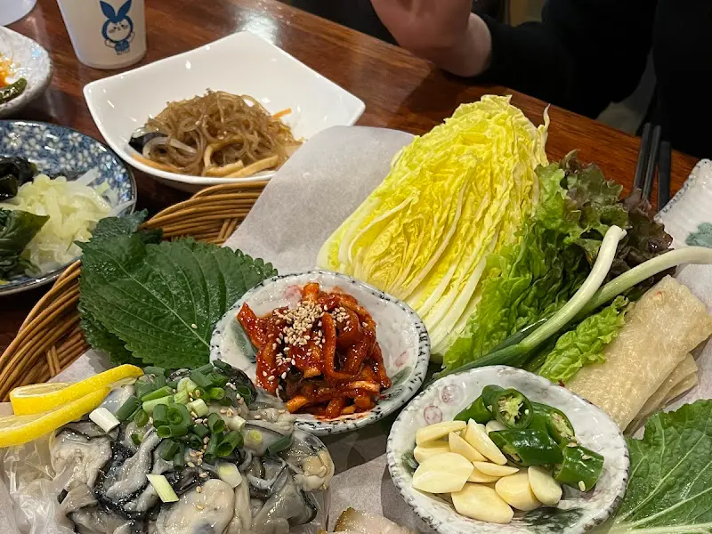 다채로운 밑반찬이 인상적인 남천집의 한상차림