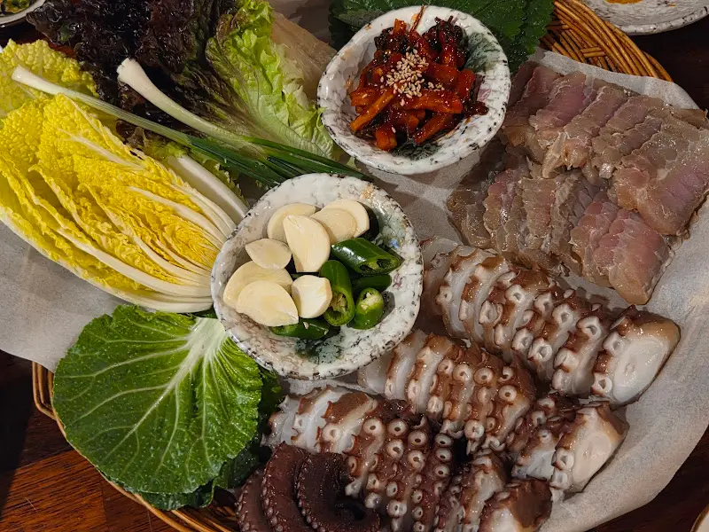 푸짐한 문어삼합 한 상