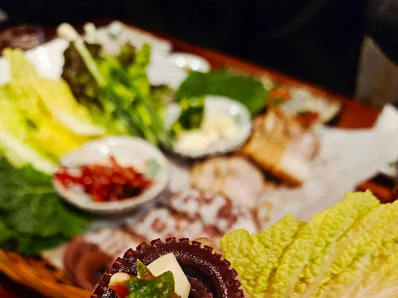 신선한 쌈채소와 곁들여 먹는 삼합