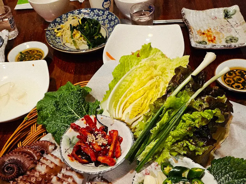 다채로운 밑반찬과 푸짐한 삼합 한 상 차림