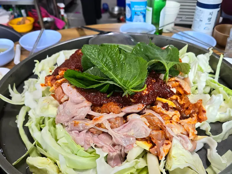 신선한 깻잎이 듬뿍 올려진 풍경닭갈비의 닭갈비