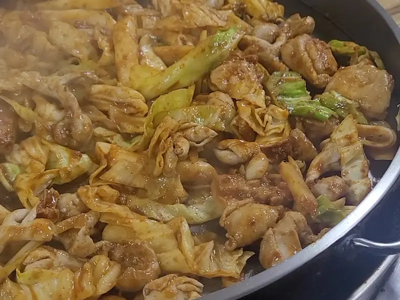 붉은 양념이 밴 닭갈비와 양배추