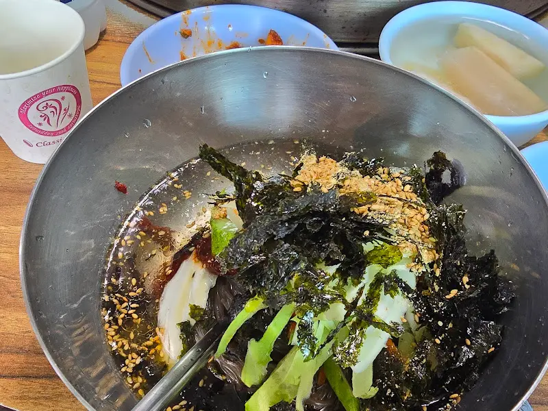 김가루와 깨가 뿌려진 막국수