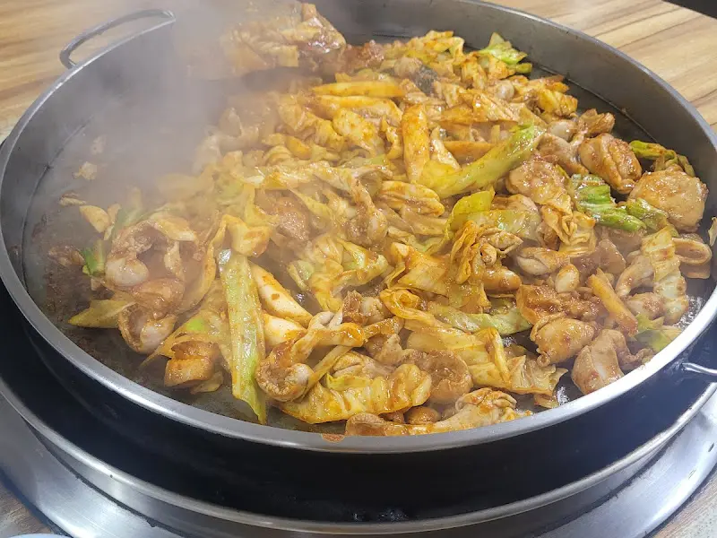 철판에서 익어가는 닭갈비