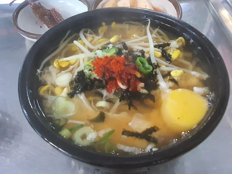 고춧가루를 뿌린 콩나물국밥