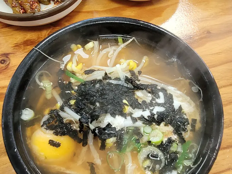 김가루가 듬뿍 뿌려진 콩나물국밥