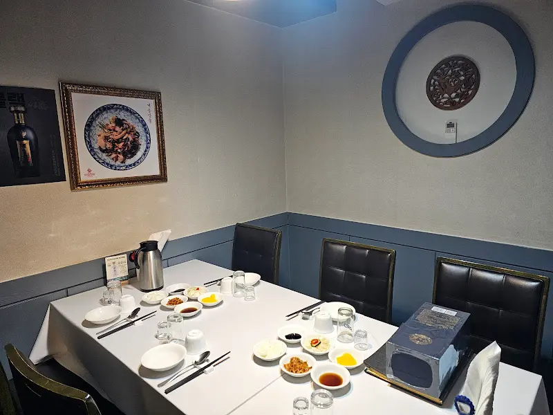 깔끔하게 차려진 테이블