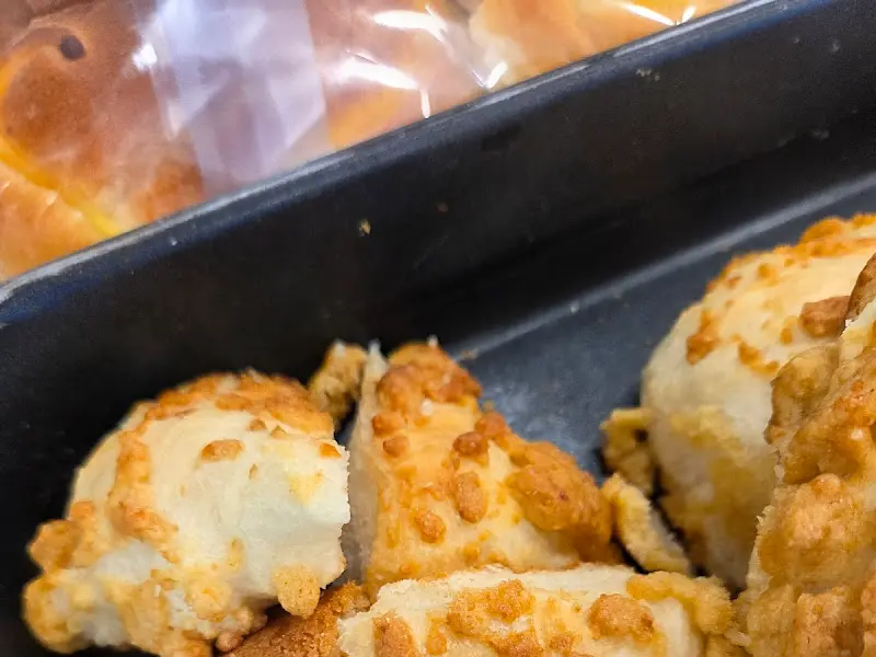 진열대 위에 놓인 빵들