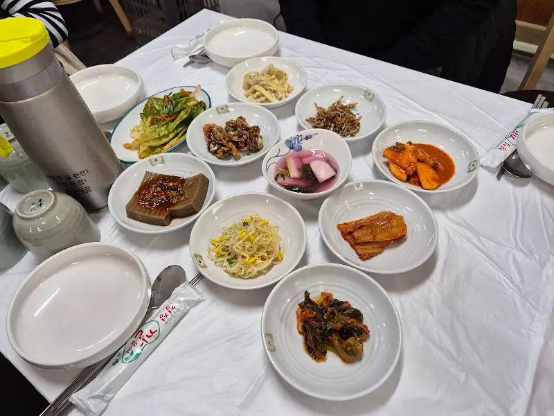 무지개식당 밑반찬 전체샷