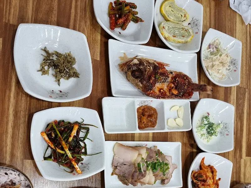 보쌈과 생선구이 클로즈업