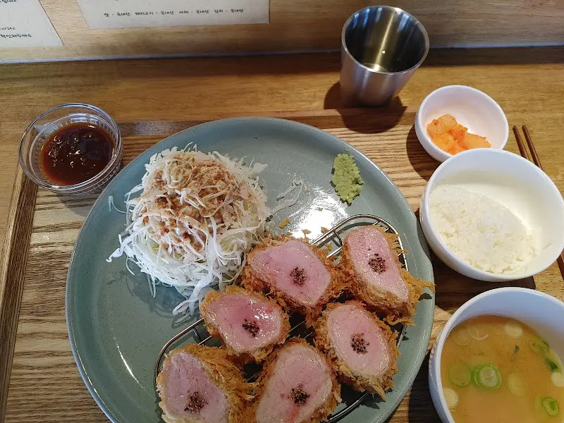 깔끔한 윳쿠리 돈카츠 한상차림