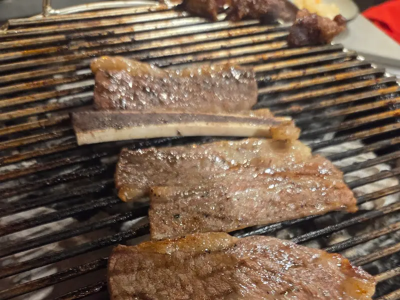 불판 위의 고기