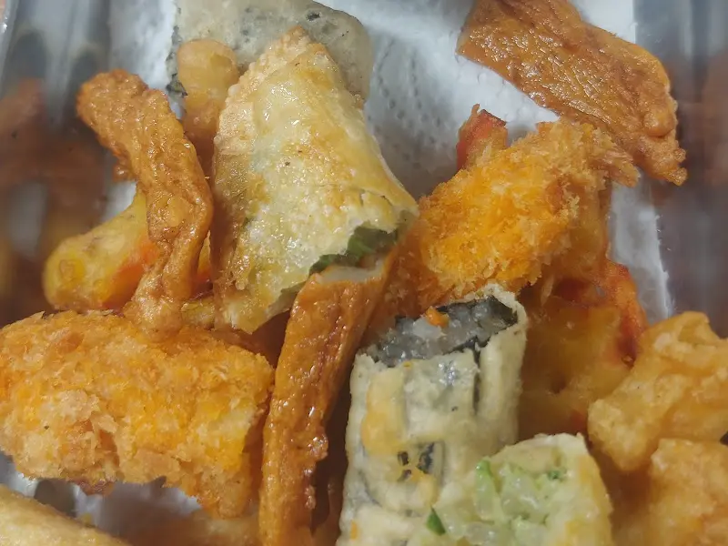 갓 튀겨져 나온 듯 바삭해 보이는 모듬 튀김