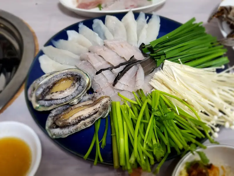 싱싱한 해산물이 가득한 샤브샤브