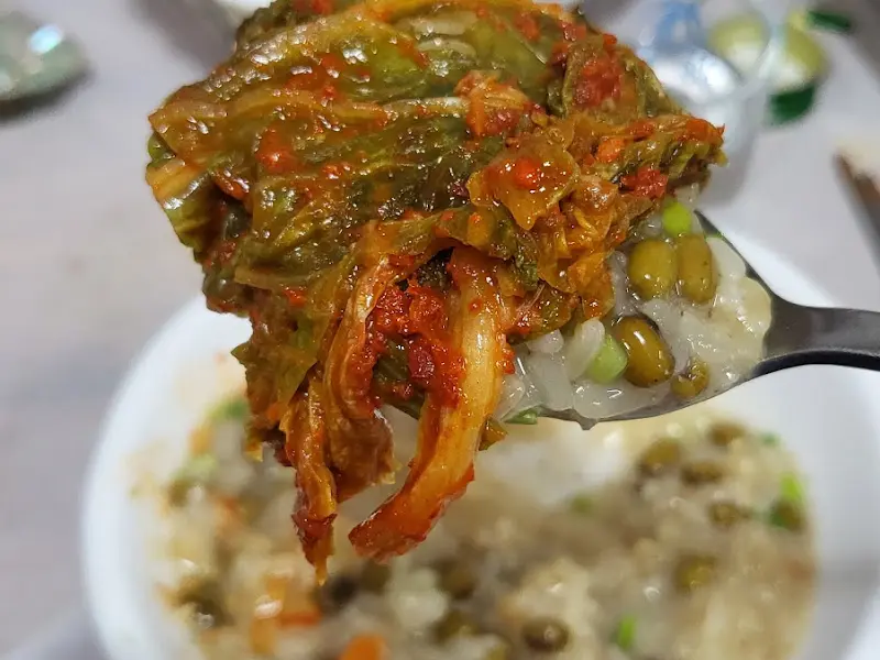 죽에 김치 한 점 올려 먹으니 꿀맛