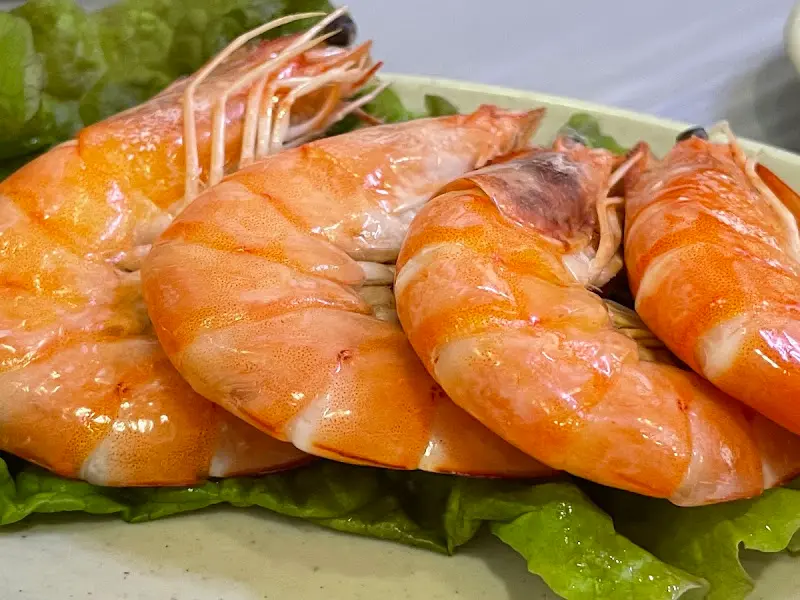 싱싱한 새우, 곁들임 찬 하나하나 정성이 가득하다.