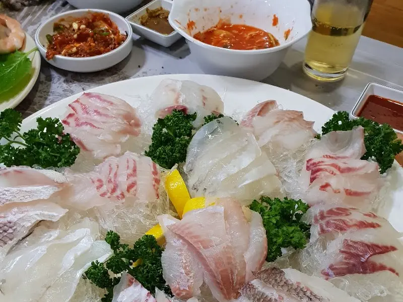 싱싱한 회 한 점에 행복이 가득