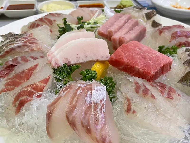 싱싱한 모듬회, 다양한 종류를 맛볼 수 있다.