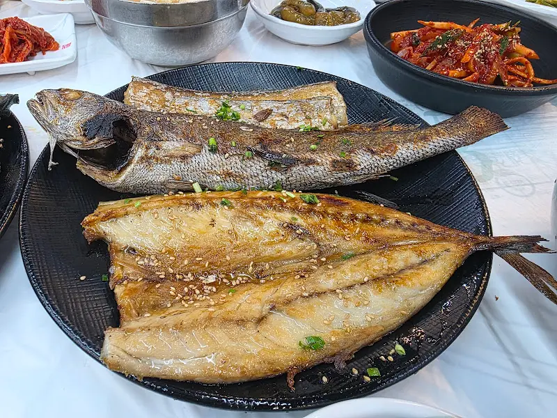 생선구이 정식에 나오는 먹음직스러운 생선구이