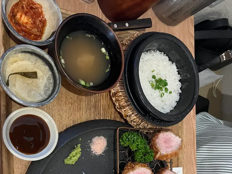 정갈하게 차려진 돈카츠 한 상