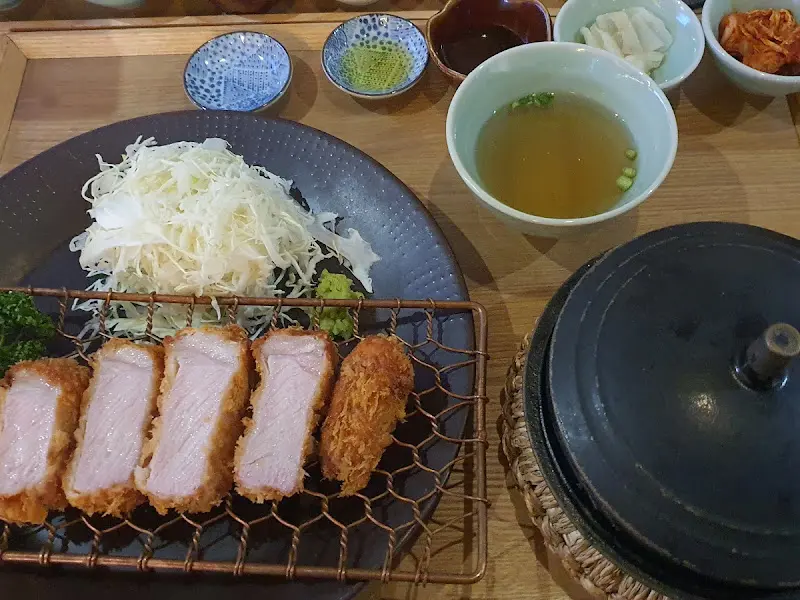 돈카츠와 곁들임 찬