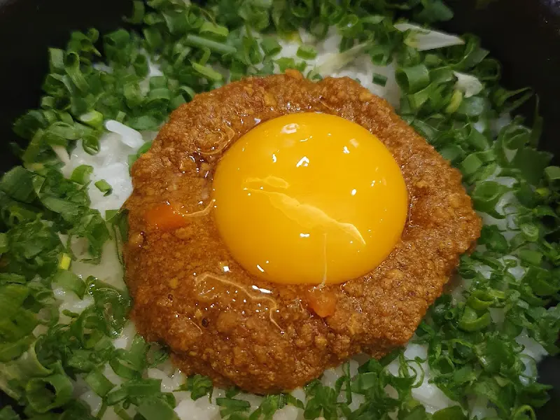 마제 소바에 올려진 계란 노른자