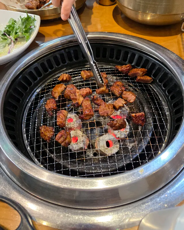 숯불 위 돼지갈비 굽기