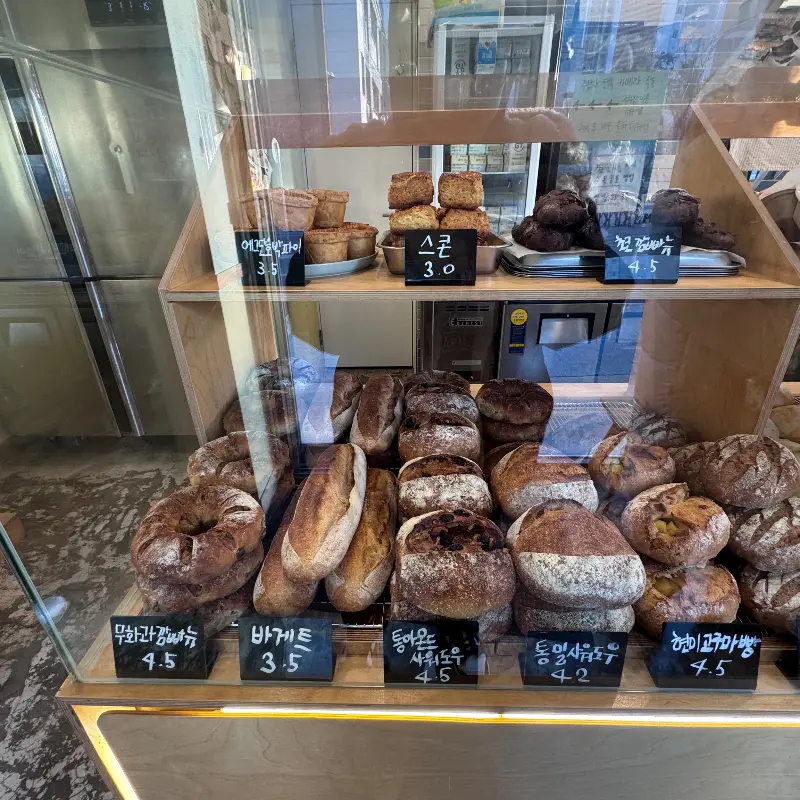 다양한 빵 진열 모습