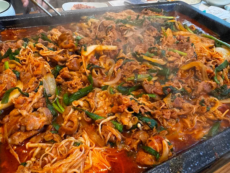 매콤달콤한 양념에 버무려진 오리불고기