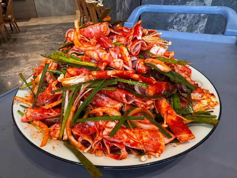 푸짐하게 쌓여 나온 오리불고기