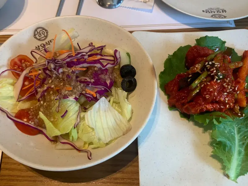 싱싱한 샐러드와 곁들여 먹으면 더욱 맛있는 오리불고기