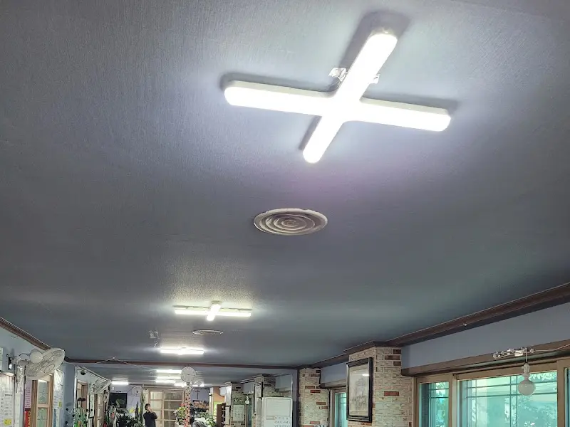 세월의 흔적이 느껴지는 천장