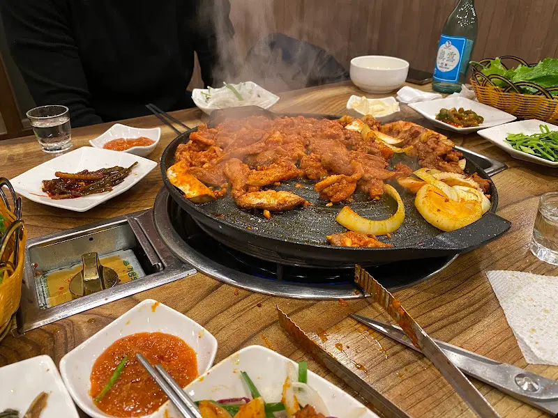 오리 주물럭 조리 장면