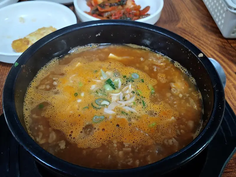 뚝배기에 담겨 나온 청국장